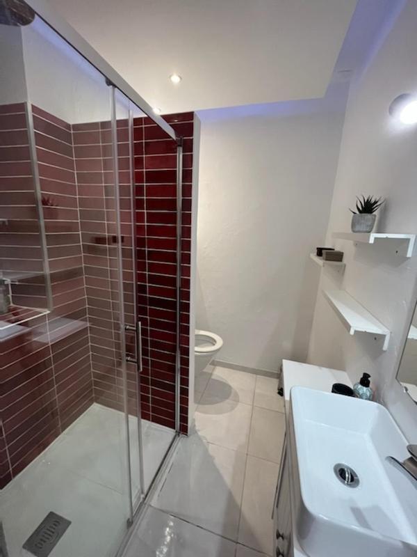 L'Appartement - Chambre Avec Salle De Bains Et Wc Dans Une Galerie D'Art Монбельяр Экстерьер фото